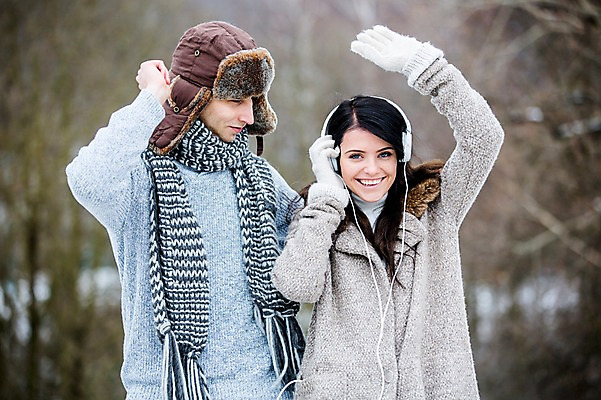포토 JPG 주간 서양인 커플 여자 남자 겨울 미소 상반신 20대 성인 야외 두명 손들기 헤드셋 음악감상 즐거움 성인만 국내포토 자연요소 외국인 계절 감정 음향기기 관계 모션 표정 사람 청년 헤드폰 감상 파일형식