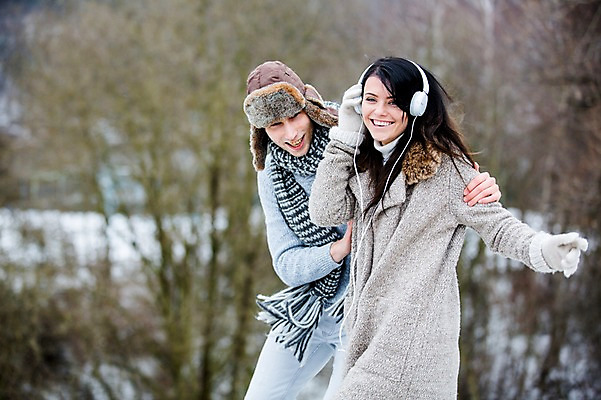 포토 JPG 주간 서양인 커플 여자 남자 겨울 미소 웃음 상반신 20대 성인 야외 두명 앞모습 헤드셋 음악감상 즐거움 성인만 국내포토 자연요소 외국인 계절 감정 뷰포인트 음향기기 관계 표정 사람 청년 헤드폰 감상 파일형식