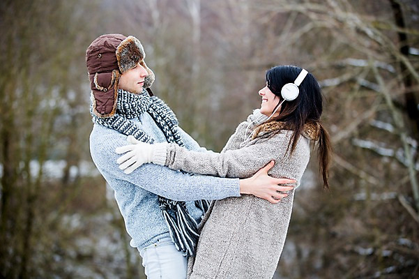 포토 JPG 주간 서양인 커플 여자 남자 겨울 사랑 미소 상반신 20대 성인 야외 두명 옆모습 마주보기 헤드셋 잡기 성인만 국내포토 자연요소 외국인 계절 감정 뷰포인트 음향기기 관계 모션 표정 사람 청년 헤드폰 파일형식
