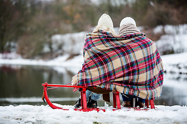 포토 JPG 주간 전신 서양인 커플 여자 남자 겨울 함께함 20대 성인 야외 두명 뒷모습 설원 담요 썰매 성인만 국내포토 자연요소 외국인 계절 뷰포인트 컨셉 관계 눈_날씨 사람 청년 파일형식