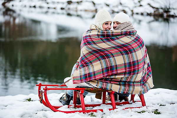 포토 JPG 주간 전신 서양인 커플 여자 남자 겨울 20대 성인 야외 두명 뒷모습 설원 뒤돌아보기 담요 썰매 성인만 국내포토 자연요소 외국인 계절 뷰포인트 관계 모션 눈_날씨 사람 청년 파일형식