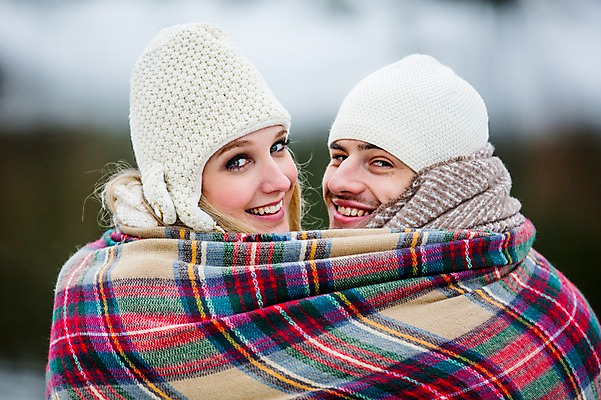 포토 JPG 주간 서양인 커플 여자 남자 얼굴 겨울 미소 상반신 20대 성인 야외 두명 뒷모습 신체부위 뒤돌아보기 담요 성인만 국내포토 자연요소 외국인 계절 뷰포인트 관계 모션 표정 사람 청년 파일형식