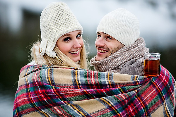 포토 JPG 주간 서양인 커플 여자 남자 얼굴 겨울 티타임 미소 상반신 20대 성인 야외 두명 뒷모습 신체부위 뒤돌아보기 성인만 국내포토 자연요소 외국인 계절 뷰포인트 관계 모션 휴식 표정 사람 청년 파일형식