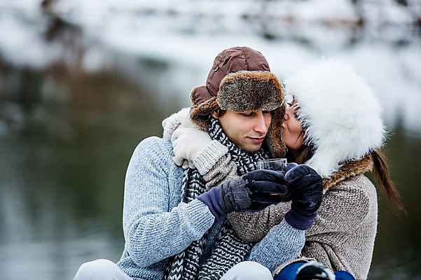 포토 JPG 주간 서양인 커플 여자 남자 행복 겨울 티타임 키스 사랑 상반신 20대 성인 야외 두명 즐거움 성인만 국내포토 자연요소 외국인 계절 감정 관계 휴식 사람 청년 애정표현 파일형식