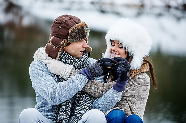 포토 JPG 주간 서양인 여자 남자 행복 겨울 안기 티타임 사랑 미소 앉기 상반신 20대 성인 야외 두명 옆모습 다정 성인만 국내포토 자연요소 외국인 계절 감정 뷰포인트 컨셉 모션 휴식 표정 사람 청년 파일형식