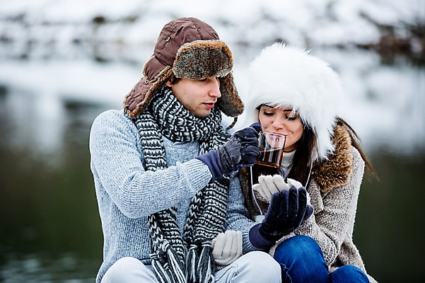 포토 JPG 주간 서양인 커플 여자 남자 행복 겨울 티타임 사랑 앉기 상반신 20대 성인 야외 두명 다정 마시기 성인만 국내포토 자연요소 외국인 계절 감정 컨셉 관계 모션 휴식 사람 청년 파일형식