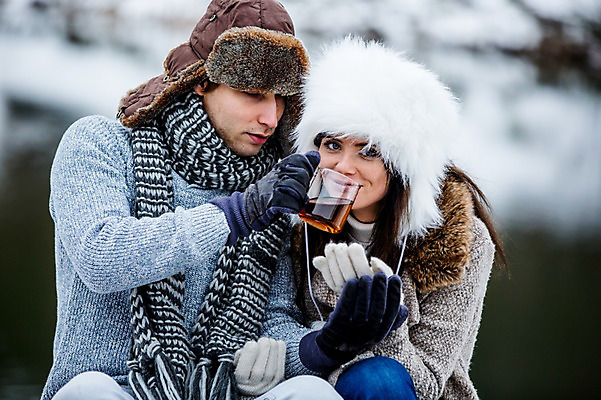 포토 JPG 주간 서양인 커플 여자 남자 행복 겨울 티타임 사랑 앉기 상반신 20대 성인 야외 두명 앞모습 다정 마시기 성인만 국내포토 자연요소 외국인 계절 감정 뷰포인트 컨셉 관계 모션 휴식 사람 청년 파일형식