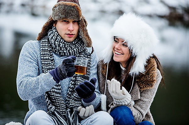 포토 JPG 주간 서양인 커플 여자 남자 행복 겨울 티타임 사랑 미소 앉기 상반신 20대 성인 야외 두명 성인만 국내포토 자연요소 외국인 계절 감정 관계 모션 휴식 표정 사람 청년 파일형식