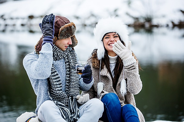 포토 JPG 주간 서양인 커플 여자 남자 행복 겨울 티타임 미소 웃음 앉기 상반신 20대 성인 야외 두명 즐거움 성인만 국내포토 자연요소 외국인 계절 감정 관계 모션 휴식 표정 사람 청년 파일형식