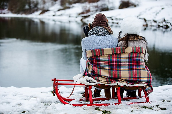 포토 JPG 주간 전신 서양인 커플 여자 남자 겨울 휴식 함께함 앉기 20대 성인 야외 두명 뒷모습 담요 썰매 성인만 국내포토 자연요소 외국인 계절 뷰포인트 컨셉 관계 모션 사람 청년 파일형식