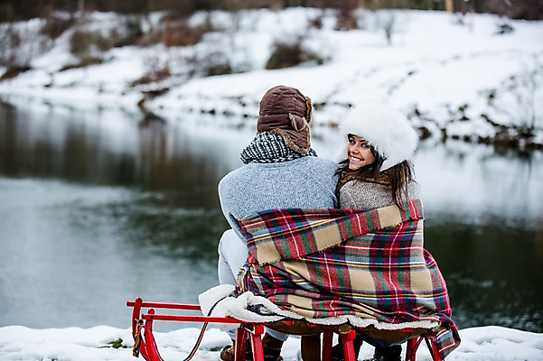 포토 JPG 주간 전신 서양인 커플 여자 남자 겨울 미소 앉기 20대 성인 야외 두명 뒷모습 뒤돌아보기 담요 썰매 성인만 국내포토 자연요소 외국인 계절 뷰포인트 관계 모션 표정 사람 청년 파일형식