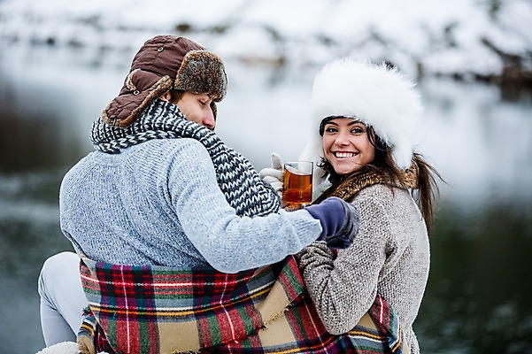 포토 JPG 주간 서양인 커플 여자 남자 행복 겨울 티타임 미소 웃음 상반신 20대 성인 야외 두명 뒷모습 뒤돌아보기 즐거움 성인만 국내포토 자연요소 외국인 계절 감정 뷰포인트 관계 모션 휴식 표정 사람 청년 파일형식