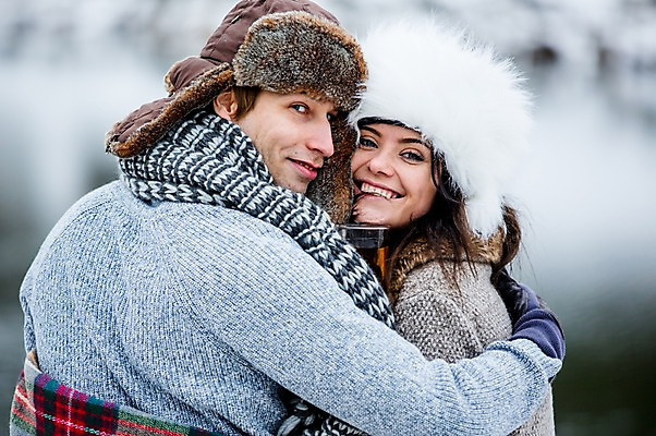 포토 JPG 주간 서양인 커플 여자 남자 행복 겨울 포옹 티타임 사랑 미소 웃음 상반신 20대 성인 야외 두명 뒷모습 뒤돌아보기 즐거움 성인만 국내포토 자연요소 외국인 계절 감정 뷰포인트 관계 안기 모션 휴식 표정 사람 청년 파일형식