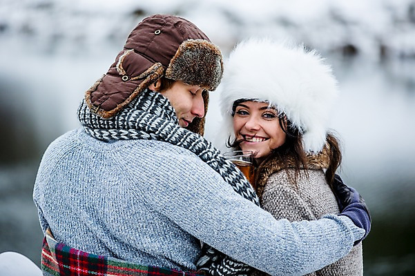 포토 JPG 주간 서양인 커플 여자 남자 행복 겨울 포옹 사랑 미소 웃음 상반신 20대 성인 야외 두명 뒷모습 뒤돌아보기 즐거움 성인만 국내포토 자연요소 외국인 계절 감정 뷰포인트 관계 안기 모션 표정 사람 청년 파일형식