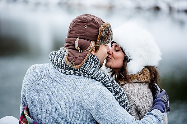 포토 JPG 주간 서양인 커플 여자 남자 행복 겨울 키스 사랑 상반신 20대 성인 야외 두명 뒷모습 성인만 국내포토 자연요소 외국인 계절 감정 뷰포인트 관계 사람 청년 애정표현 파일형식