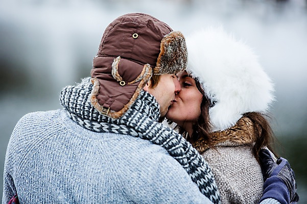 포토 JPG 주간 서양인 커플 여자 남자 행복 겨울 키스 사랑 상반신 20대 성인 야외 두명 뒷모습 성인만 국내포토 자연요소 외국인 계절 감정 뷰포인트 관계 사람 청년 애정표현 파일형식