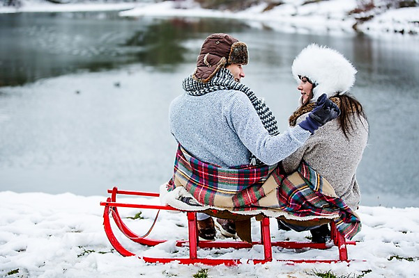 포토 JPG 주간 전신 서양인 커플 여자 남자 행복 겨울 앉기 20대 성인 야외 두명 뒷모습 다정 담요 썰매 성인만 국내포토 자연요소 외국인 계절 감정 뷰포인트 컨셉 관계 모션 사람 청년 파일형식