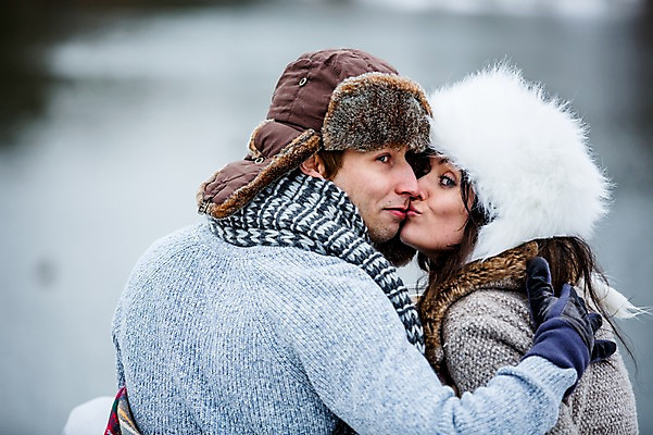 포토 JPG 주간 서양인 커플 여자 남자 행복 겨울 키스 사랑 상반신 20대 성인 야외 두명 뒷모습 성인만 국내포토 자연요소 외국인 계절 감정 뷰포인트 관계 사람 청년 애정표현 파일형식