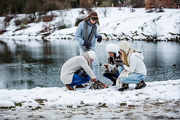 포토 JPG 주간 전신 서양인 여자 남자 겨울 티타임 서기 앉기 여러명 20대 성인 야외 앞모습 옆모습 친구 모닥불 성인만 국내포토 자연요소 외국인 계절 뷰포인트 다수 관계 모션 불 휴식 사람 청년 파일형식