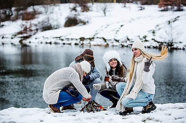 포토 JPG 주간 전신 서양인 여자 남자 겨울 티타임 앉기 여러명 20대 성인 야외 앞모습 옆모습 친구 모닥불 성인만 국내포토 자연요소 외국인 계절 뷰포인트 다수 관계 모션 불 휴식 사람 청년 파일형식