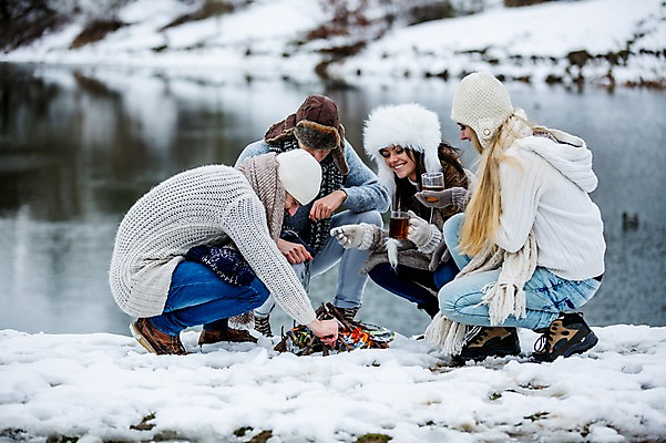 포토 JPG 주간 전신 서양인 여자 남자 겨울 티타임 앉기 여러명 20대 성인 야외 앞모습 옆모습 친구 모닥불 즐거움 성인만 국내포토 자연요소 외국인 계절 감정 뷰포인트 다수 관계 모션 불 휴식 사람 청년 파일형식