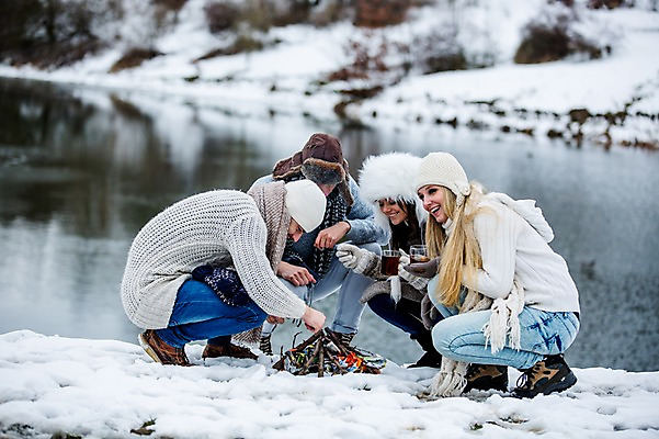 포토 JPG 주간 전신 서양인 여자 남자 겨울 티타임 앉기 여러명 20대 성인 야외 친구 모닥불 즐거움 성인만 국내포토 자연요소 외국인 계절 감정 다수 관계 모션 불 휴식 사람 청년 파일형식