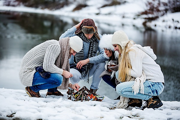 포토 JPG 주간 전신 서양인 여자 남자 겨울 티타임 앉기 여러명 20대 성인 야외 친구 모닥불 성인만 국내포토 자연요소 외국인 계절 다수 관계 모션 불 휴식 사람 청년 파일형식