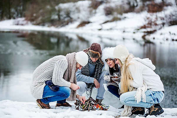 포토 JPG 주간 전신 서양인 여자 남자 겨울 티타임 앉기 여러명 20대 성인 야외 앞모습 옆모습 친구 모닥불 성인만 국내포토 자연요소 외국인 계절 뷰포인트 다수 관계 모션 불 휴식 사람 청년 파일형식