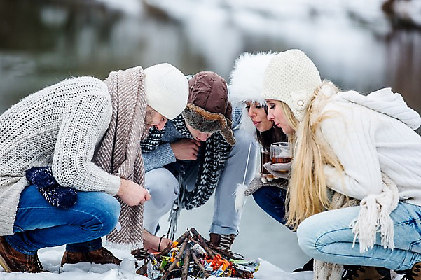 포토 JPG 주간 전신 서양인 여자 남자 겨울 티타임 앉기 여러명 20대 성인 야외 앞모습 옆모습 친구 모닥불 성인만 국내포토 자연요소 외국인 계절 뷰포인트 다수 관계 모션 불 휴식 사람 청년 파일형식
