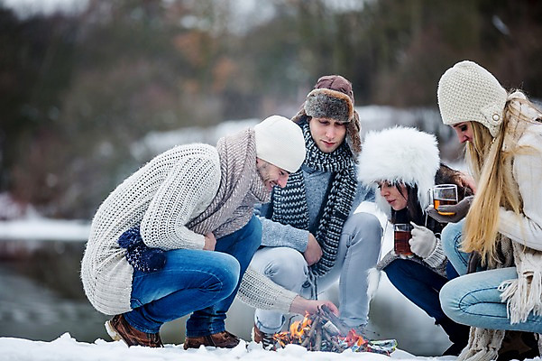 포토 JPG 주간 전신 서양인 여자 남자 겨울 티타임 여러명 20대 성인 야외 앞모습 옆모습 친구 모닥불 성인만 국내포토 자연요소 외국인 계절 뷰포인트 다수 관계 불 휴식 사람 청년 파일형식