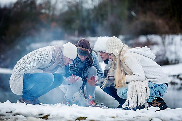 포토 JPG 주간 전신 서양인 여자 남자 겨울 티타임 앉기 여러명 20대 성인 야외 옆모습 친구 모닥불 성인만 국내포토 자연요소 외국인 계절 뷰포인트 다수 관계 모션 불 휴식 사람 청년 파일형식