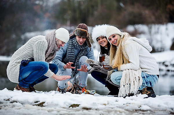 포토 JPG 주간 전신 서양인 여자 남자 행복 겨울 티타임 미소 앉기 여러명 20대 성인 야외 앞모습 옆모습 친구 모닥불 즐거움 성인만 국내포토 자연요소 외국인 계절 감정 뷰포인트 다수 관계 모션 불 휴식 표정 사람 청년 파일형식