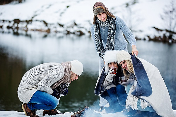 포토 JPG 주간 전신 서양인 외국인 여자 남자 겨울 티타임 서기 앉기 여러명 20대 성인 야외 앞모습 친구 모닥불 즐거움 성인만 국내포토 자연요소 계절 감정 뷰포인트 다수 관계 모션 불 휴식 사람 인종 청년 파일형식