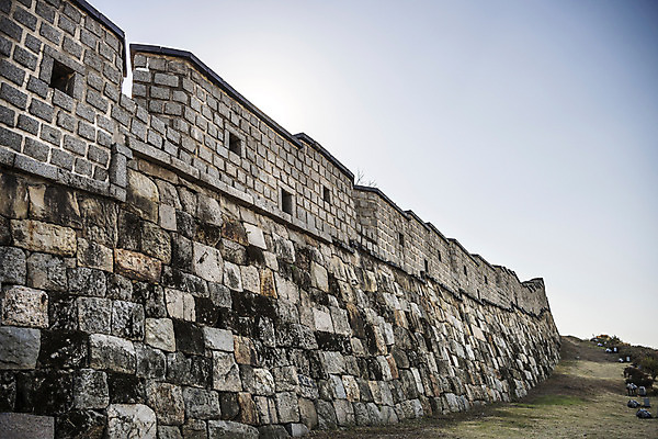 포토 JPG 주간 한국전통 풍경 사람없음 야외 담장 세계문화유산 벽돌담 수원 성곽길 화성시 국내포토 자연요소 전통 길 벽돌 한국 문화재 경기도 파일형식