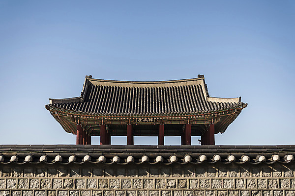 포토 JPG 주간 한국전통 풍경 사람없음 야외 세계문화유산 성 기와지붕 벽돌담 수원 화성시 기와담장 국내포토 자연요소 전통 건축물 지붕 벽돌 한국 기와 담장 문화재 경기도 파일형식