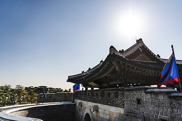 포토 JPG 주간 나무 한국전통 풍경 사람없음 야외 세계문화유산 깃발 성 기와지붕 벽돌담 수원 성곽길 화성시 국내포토 자연요소 식물 전통 건축물 길 지붕 벽돌 한국 기와 담장 문화재 경기도 파일형식