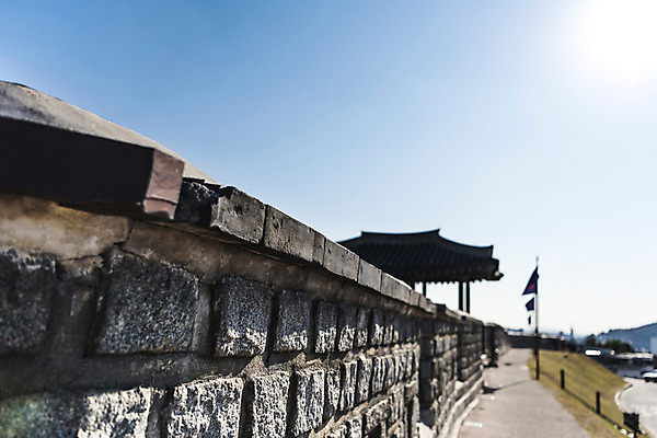 포토 JPG 주간 한국전통 사람없음 야외 담장 세계문화유산 깃발 기와지붕 벽돌담 수원 성곽길 화성시 국내포토 자연요소 전통 길 지붕 벽돌 한국 기와 문화재 경기도 파일형식