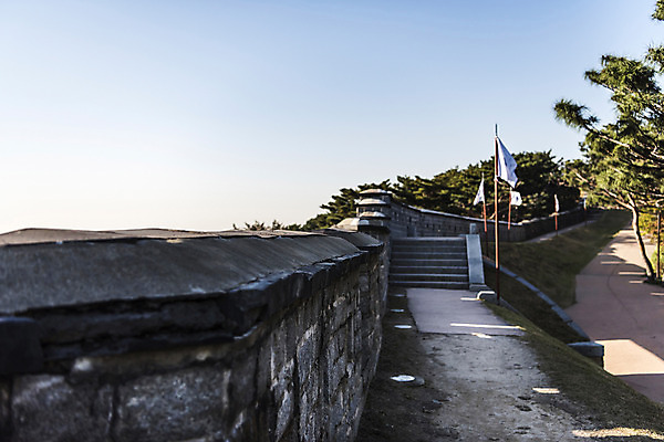 포토 JPG 주간 한국전통 풍경 사람없음 야외 계단 세계문화유산 깃발 소나무 벽돌담 수원 성곽길 화성시 국내포토 자연요소 나무 전통 길 벽돌 한국 담장 문화재 경기도 파일형식