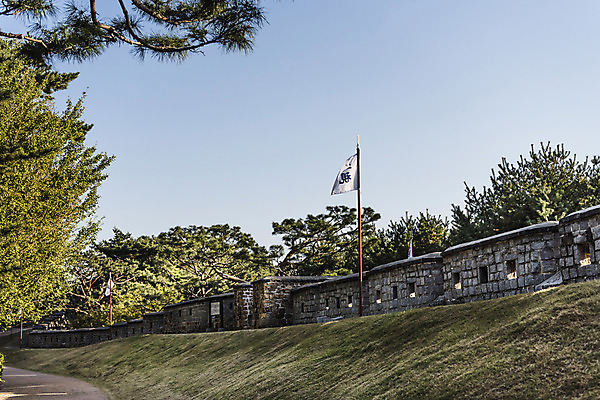 포토 JPG 주간 나무 한국전통 풍경 사람없음 야외 세계문화유산 깃발 벽돌담 수원 성곽길 화성시 국내포토 자연요소 식물 전통 길 벽돌 한국 담장 문화재 경기도 파일형식