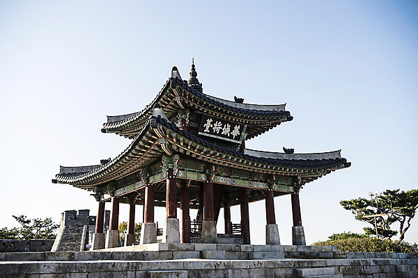 포토 JPG 주간 한국전통 고건축 벽돌 풍경 사람없음 야외 전통무늬 세계문화유산 소나무 기와지붕 수원 화성시 국내포토 자연요소 나무 전통 건축물 무늬 지붕 한국 기와 문화재 경기도 파일형식