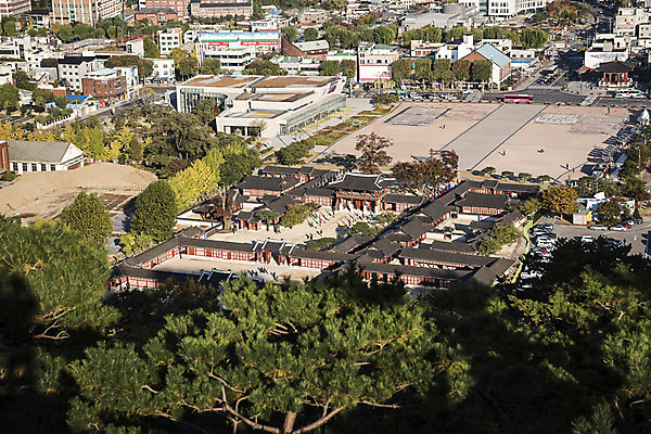 포토 JPG 주간 나무 한국전통 고건축 버스 기와 풍경 사람없음 야외 건물 세계문화유산 소나무 성 수원 화성시 국내포토 자연요소 식물 전통 건축물 육상교통 대중교통 한국 문화재 경기도 파일형식