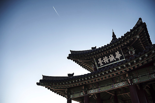 포토 JPG 주간 한국전통 사람없음 야외 전통문양 세계문화유산 기와지붕 수원 화성시 국내포토 자연요소 전통 문양 지붕 한국 기와 문화재 경기도 파일형식