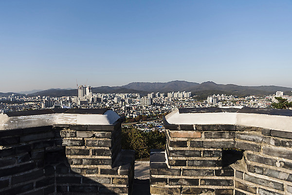 포토 JPG 주간 한국전통 풍경 사람없음 야외 세계문화유산 벽돌담 빌딩숲 수원 화성시 국내포토 자연요소 전통 벽돌 한국 빌딩 담장 문화재 경기도 파일형식