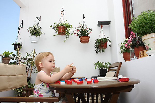 포토 JPG 해외이미지 백인 여자 꽃 행복 얼굴 어린이 가구 놀이 한명 사람 빨간색 코르크 걸음마 천진난만 해외202004 해외포토 서양인 식물 1 감정 컬러 생활용품 컨셉 모션 신체부위 파일형식 이미지허브