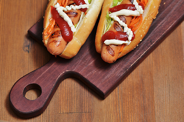 포토 JPG 해외이미지 실내 사람없음 두개 소시지 케첩 핫도그 마요네즈 나무도마 나무배경 해외202004 해외포토 음식 백그라운드 2 도마 패스트푸드 내부 목재 소스_음식 가공식품 파일형식 이미지허브