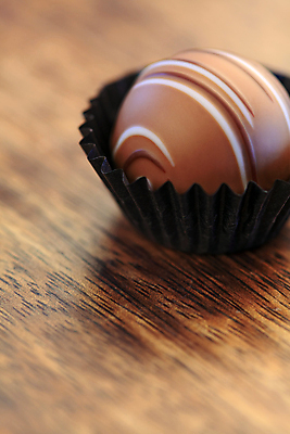 포토 JPG 해외이미지 1 종이 음식 포장 공 탁자 디저트 발렌타인데이 사탕 사람없음 목재 갈색 과자 초콜릿 우유 달콤 설탕 포장지 충동구매 블러 해로움 프랄린 해외202004 해외포토 나무 컬러 가구 컨셉 재료 데이이벤트 유제품 쇼핑 맛 과소비 파일형식 이미지허브