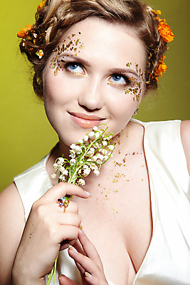 포토 JPG 해외이미지 백인 응시 여자 꽃 컨셉 실내 한명 들기 상반신 성인 앞모습 봄 올려보기 페이스페인팅 성인여자한명만 초록배경 해외202004 해외포토 서양인 식물 1 시선 계절 뷰포인트 백그라운드 모션 사람 내부 초록색 여자한명만 성인여자만 파일형식 이미지허브