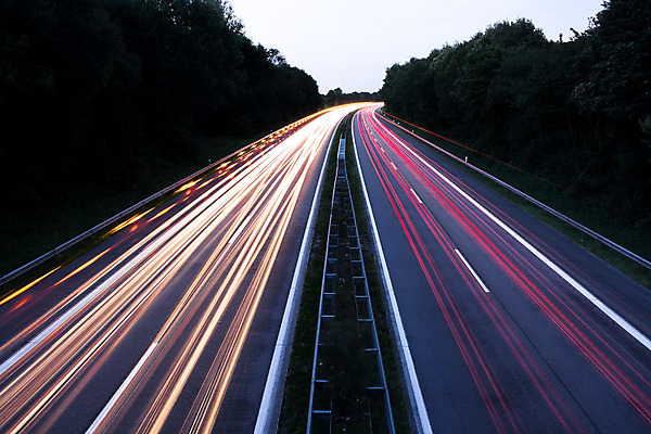 포토 JPG 해외이미지 나무 구름 유럽 도로 여행 교통시설 모션 자동차 하늘 독일 사람없음 빨간색 파란색 도시풍경 노란색 황혼 운전 도시 시간 고속도로 야간 저녁 속도 역동적 바쁨 장노출 해외202004 해외포토 자연요소 식물 나라 길 육상교통 컬러 교통 컨셉 촬영기법 풍경 일몰 시설 파일형식 이미지허브