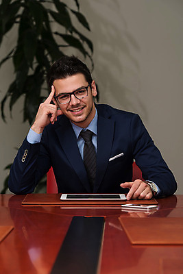 포토 JPG 해외이미지 백인 직업 응시 남자 안경 인터넷 비즈니스 CEO 텍스트 성공 노동자 세포 실내 한명 사람 앉기 정장 성인 스마트폰 컴퓨터 사무실 유행 업무 비즈니스맨 자신감 종업원 전화기 경영자 온라인 주인 변호사 경영 유일 표현성 해외202004 해외포토 서양인 1 시선 잡화 옷 감정 컨셉 모션 내부 전자제품 핸드폰 스마트기기 작업 직장인 리더 파일형식 이미지허브