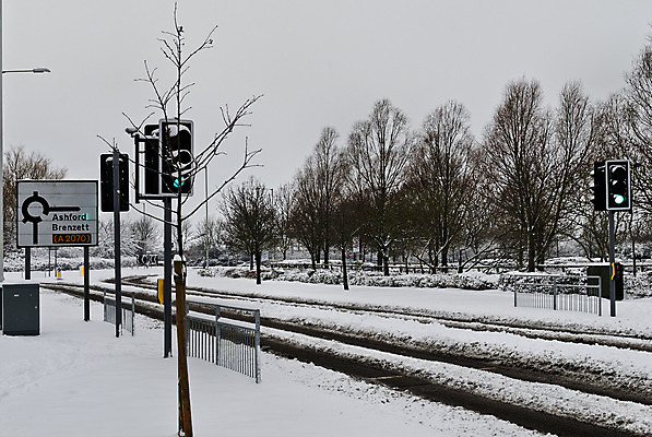 포토 JPG 해외이미지 나무 도로 겨울 날씨 영국 잉글랜드 사람없음 흰색 사인 해외202004 해외포토 식물 계절 유럽 길 컬러 교통시설 파일형식 이미지허브